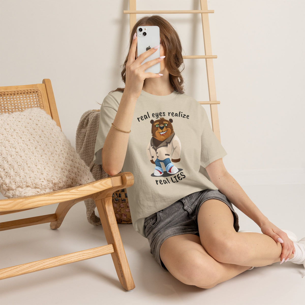 Real eyes realize real lies | Bear T-Shirt