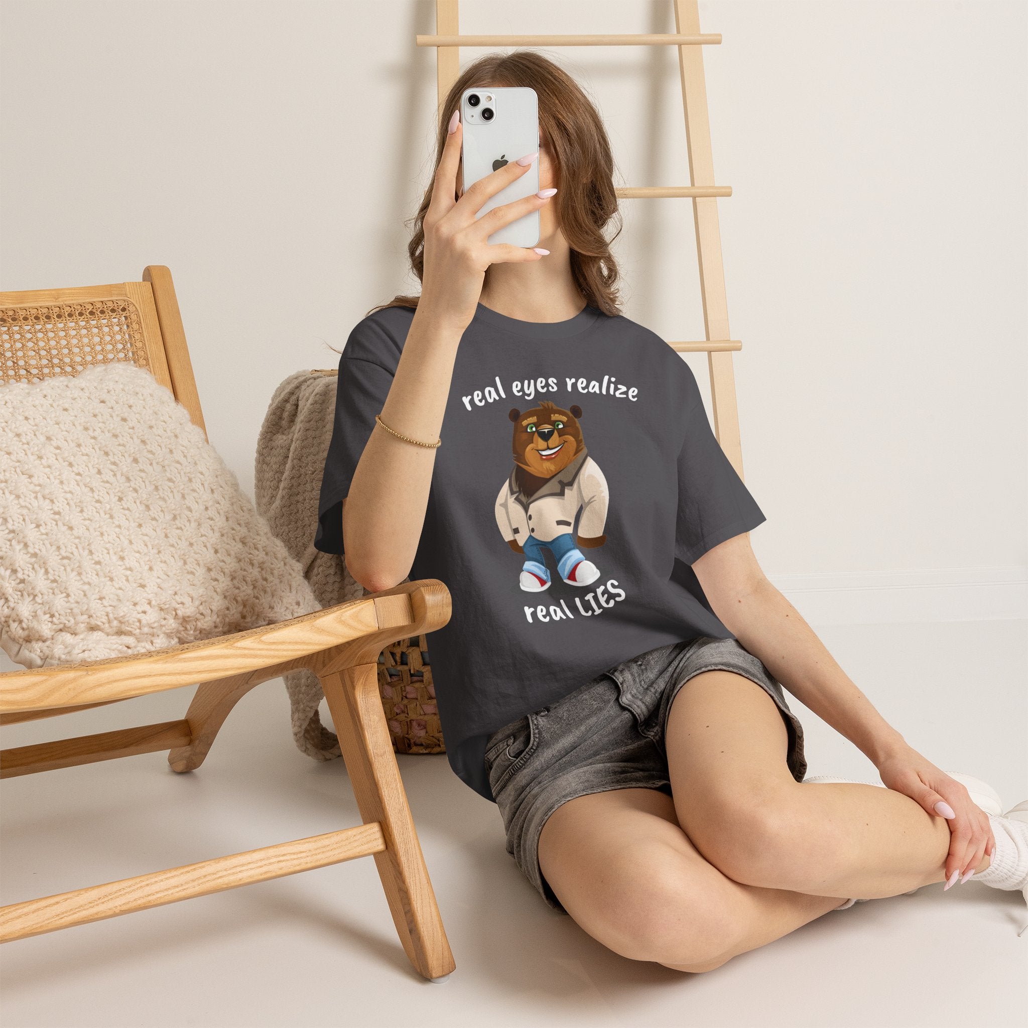 Real eyes realize real lies | Bear T-Shirt